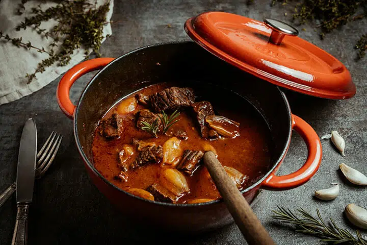 Rezept für Stifado mit Rind aus Griechenland