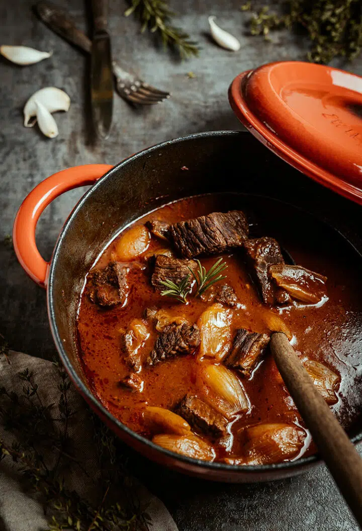 Rezept für Stifado mit Rind aus Griechenland