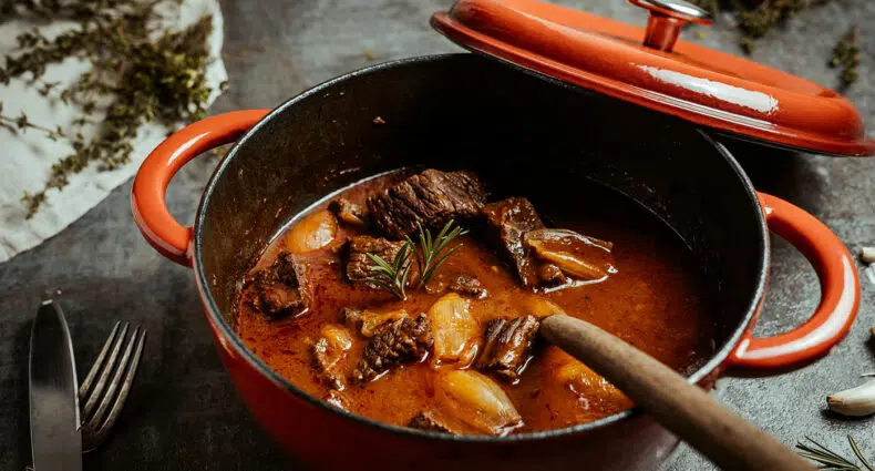Stifado – Rezept für original griechischen Rinderschmortopf mit Zwiebeln