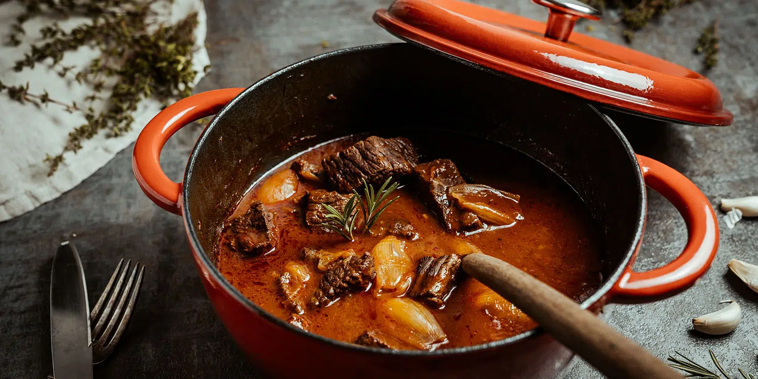 Stifado – Rezept für original griechischen Rinderschmortopf mit Zwiebeln