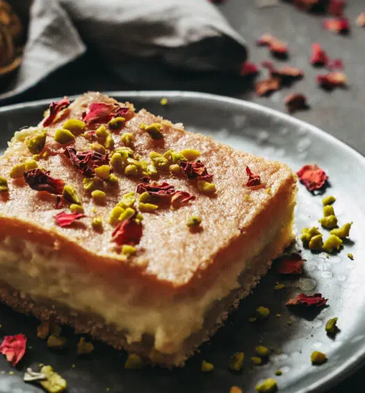 Basbousa - orientalischer Grießkuchen mit Puddingfüllung