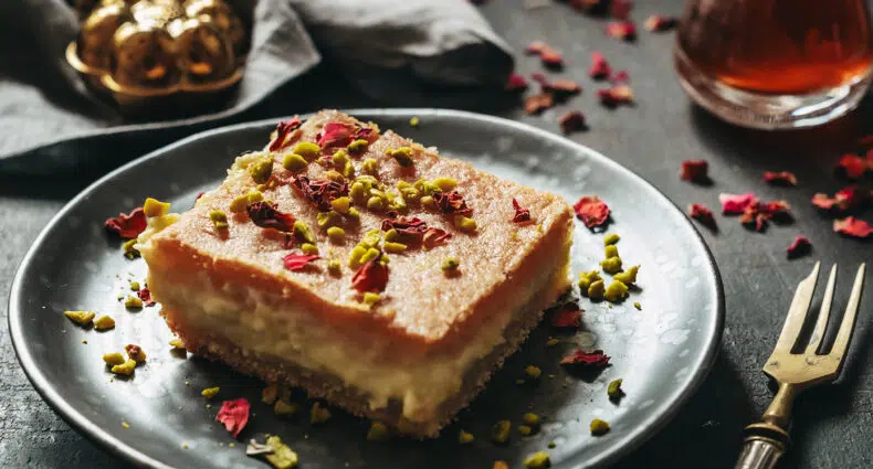 Basbousa - orientalischer Grießkuchen mit Puddingfüllung