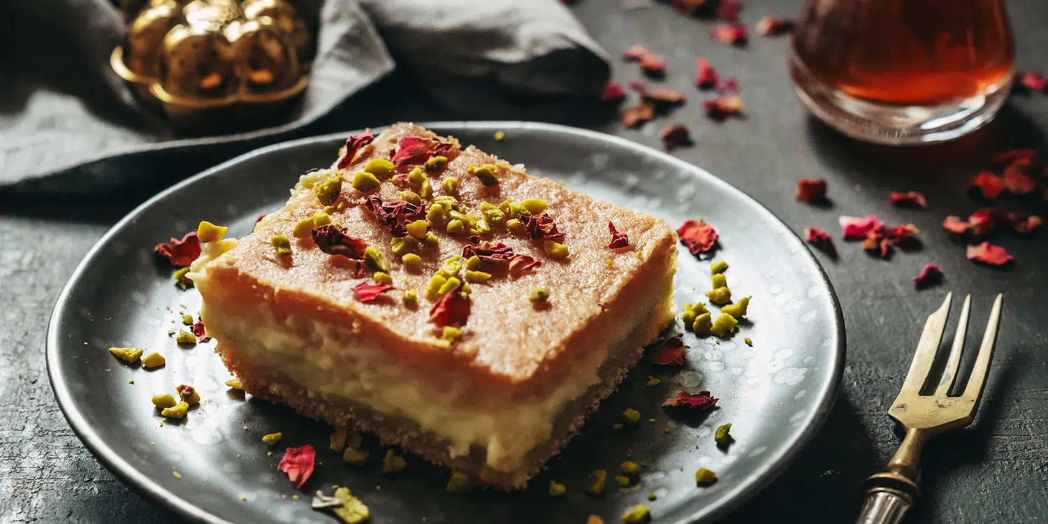 Basbousa - orientalischer Grießkuchen mit Puddingfüllung