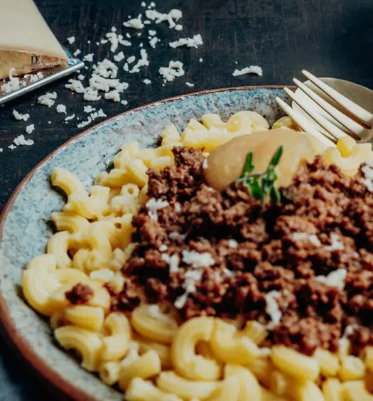 Ghackets mit Hörnli, Apfelmus und Le Gruyère AOP