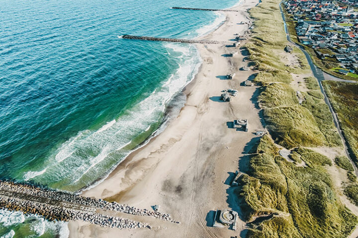 Thyboron an der Spitze einer Landzunge zwischen der Nordsee und dem Nissum Fjord an der dänischen Nordwestküste