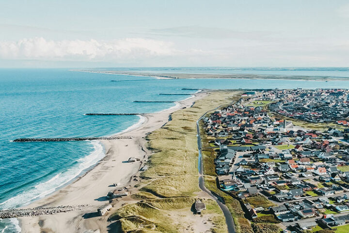Thyboron an der Spitze einer Landzunge zwischen der Nordsee und dem Nissum Fjord an der dänischen Nordwestküste