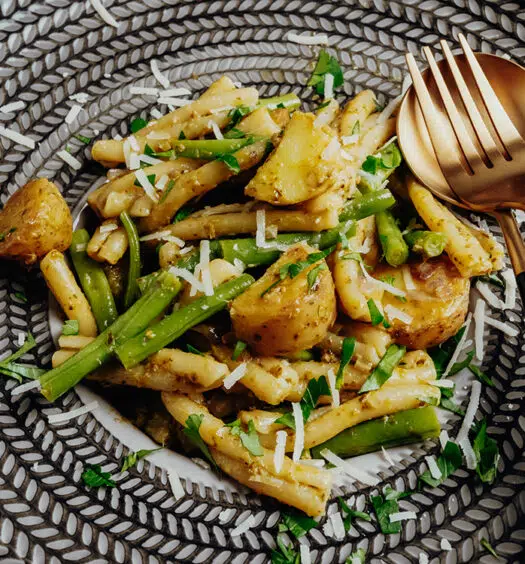 Ligurische Pasta mit Bohnen, Kartoffeln und Pesto