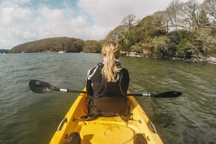 Kajaktour auf dem Helford River, Südengland
