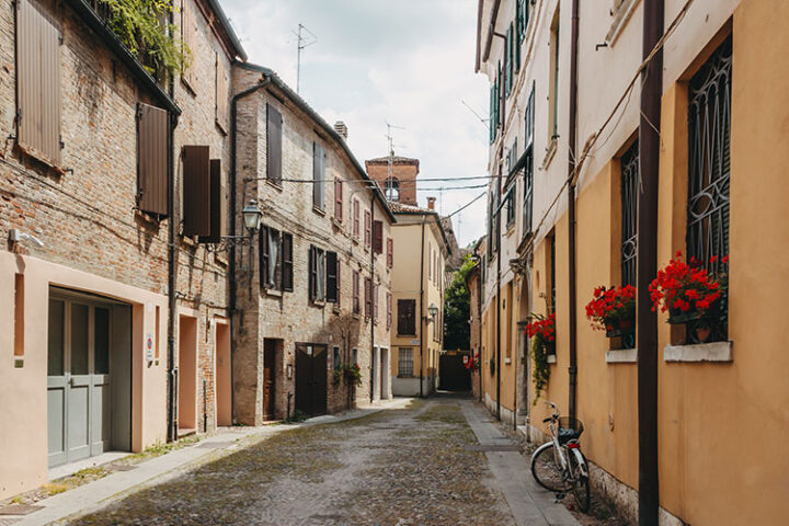 Gasse in der Altstadt von Ferrara