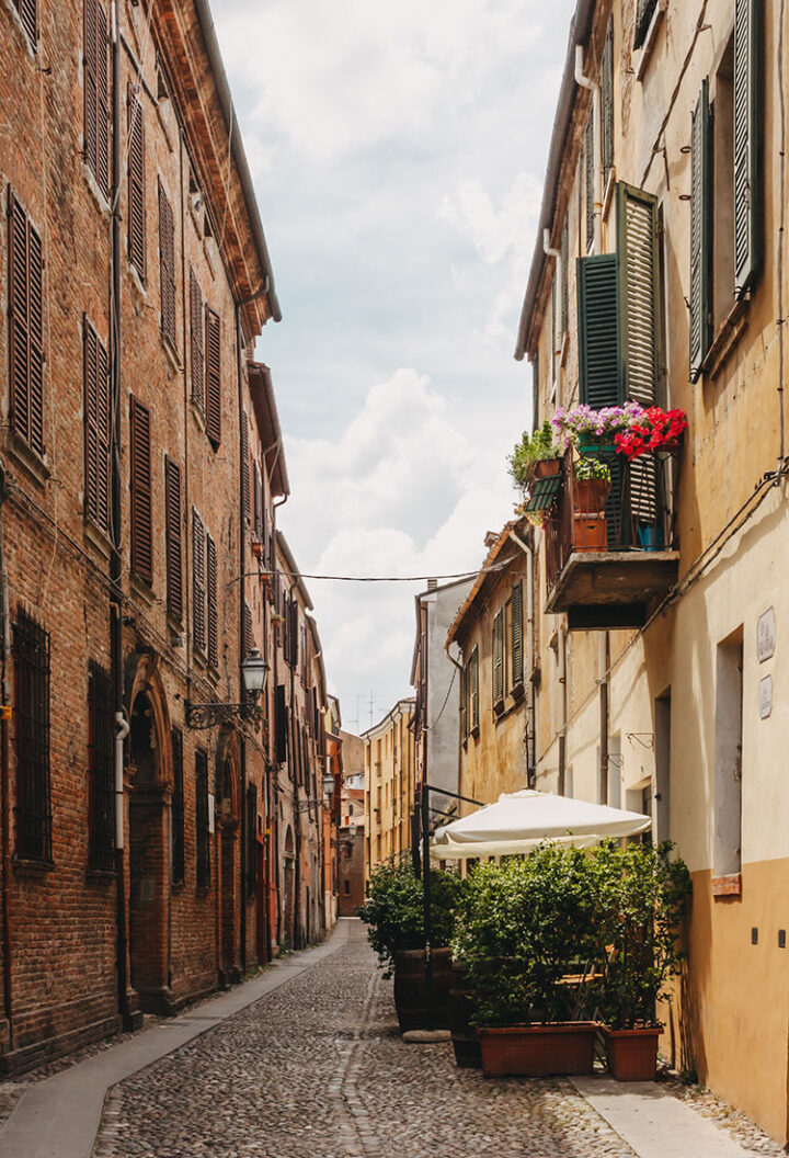 Gasse in der Altstadt von Ferrara