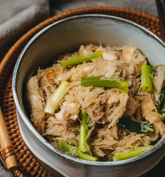 Gebratene Reisnudeln mit Hühnchen und Frühlingszwiebeln