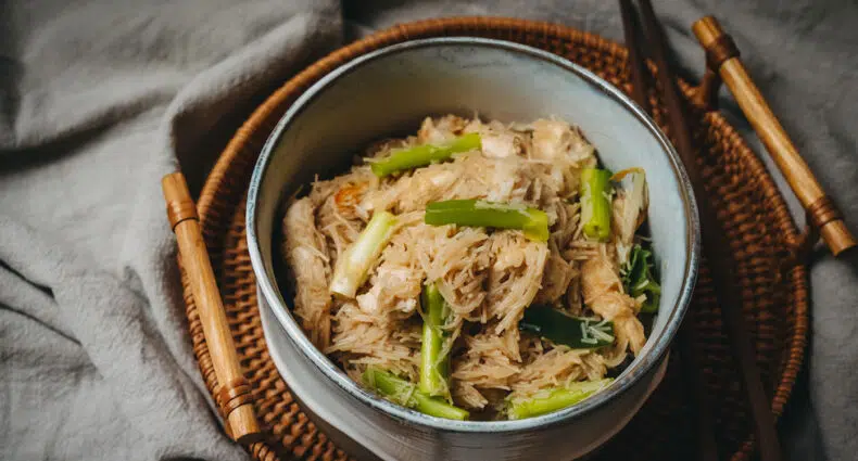 Gebratene Reisnudeln mit Hühnchen und Frühlingszwiebeln