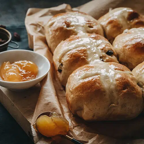Hot Cross Buns – Rezept für englische Osterbrötchen